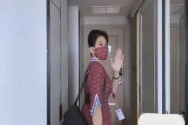 Pramugari Cantik Layani Penumpang VIP